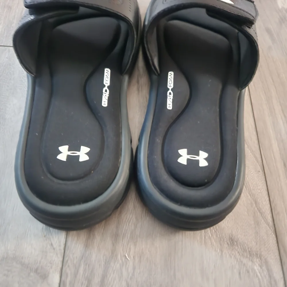 Under Armour M Ignite V Slides size 6Y